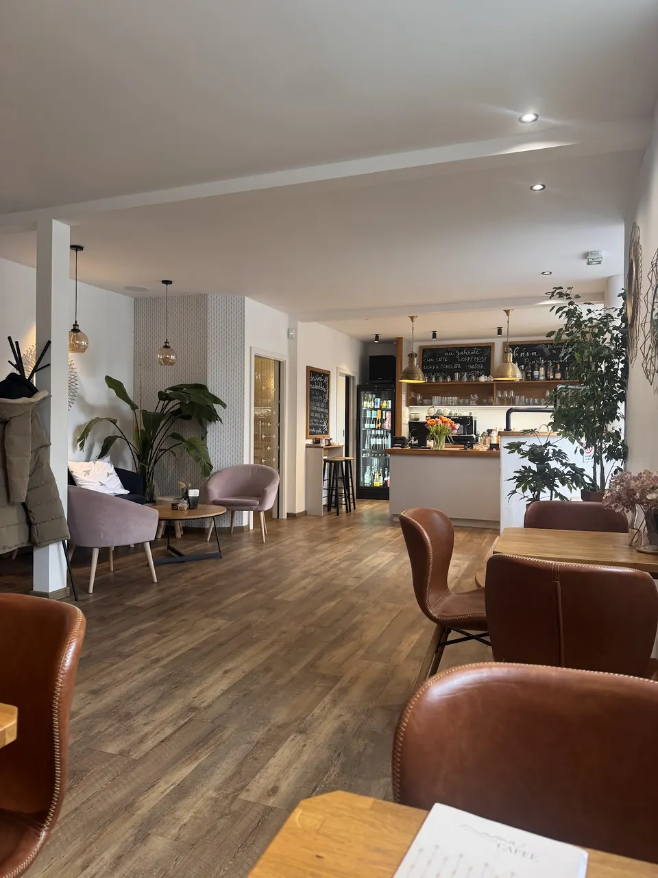 Interiér Mana Caffè s barem a růžovými křesílky