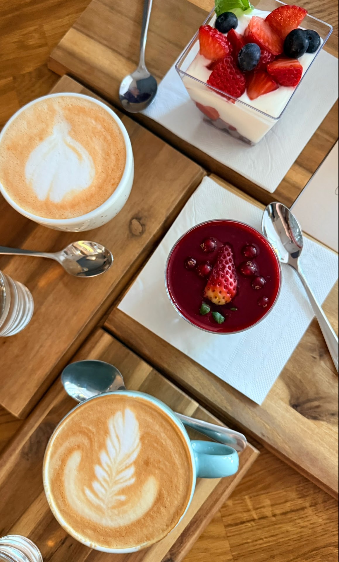 Latte art a dezerty s ovocem